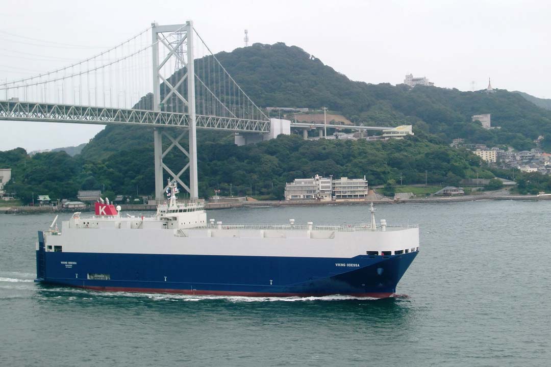 関門海峡を航行する最新鋭自動車船 VIKING ODESSA