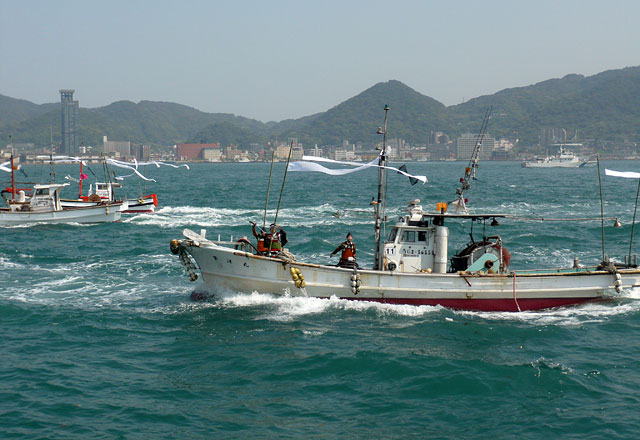 漁船で再現されている「源平船合戦」