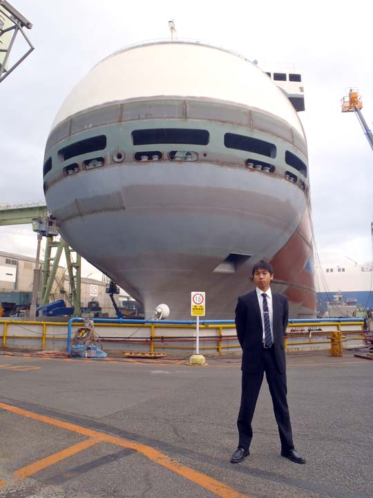 建造中の球状船首船の前で、田中輝気