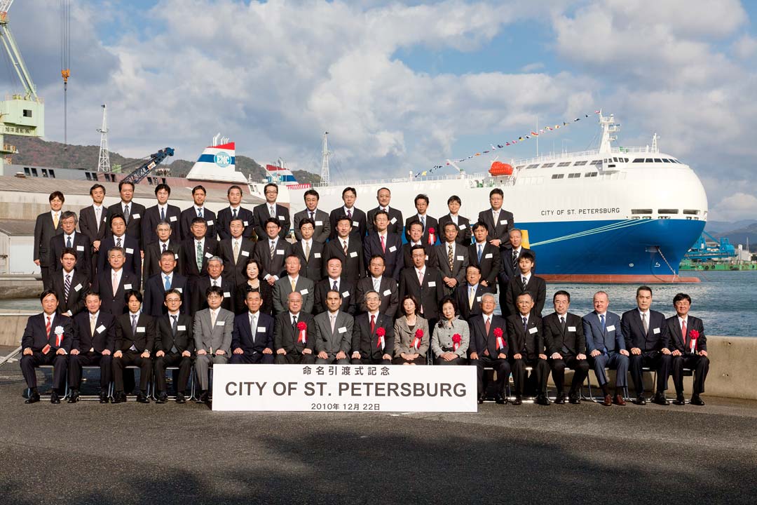 球状船首自動車運搬船 CITY OF ST. PETERSBURG 命名引渡