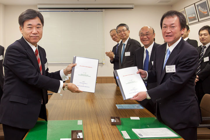 山根産業・瀬野浩之社長との書類交換〜冷凍運搬船 IBUKI 命名引渡