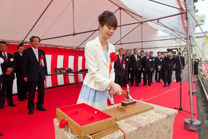 支綱切断〜セメント運搬船「第八ゆたか丸」命名・引渡