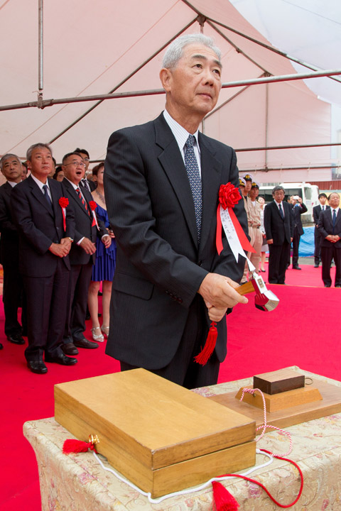 Rope cutting by Mr. Itoh - m.v. Chitose - Kyokuyo Shipyard