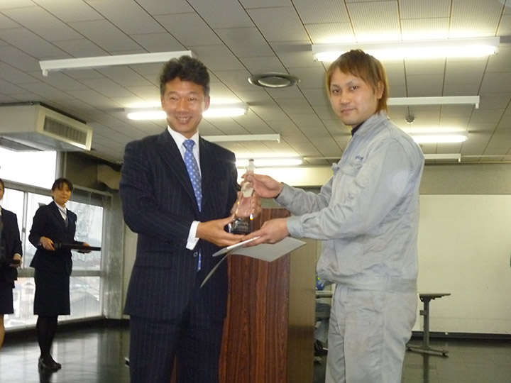 表彰式 - 技能オリンピック 2014 - 尾道造船株式会社社長・中部隆様(左)