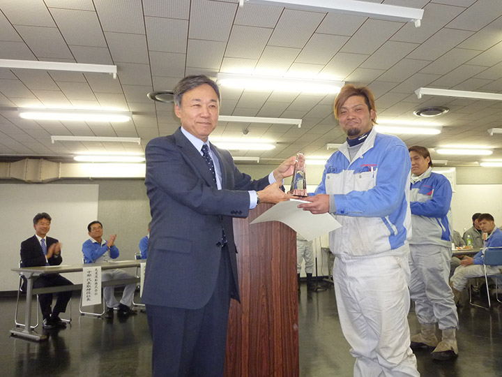 表彰式 - 技能オリンピック 2014 - 旭洋造船株式会社社長・越智勝彦(左)