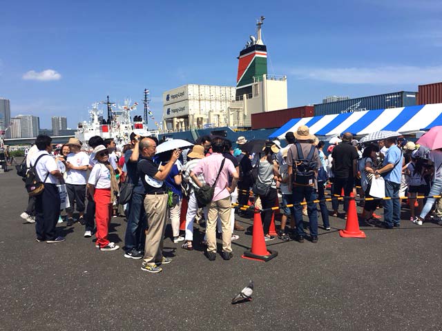 一般公開された球状船首コンテナ船「なとり」