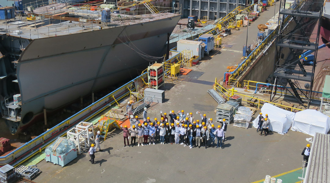 2023年5月竣工・1,096TEU型コンテナ船「A WASHIBA」国際奨学生による見送り - 旭洋造船