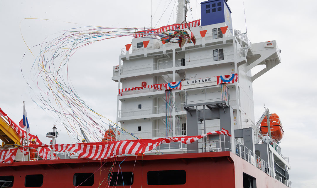 2023年10月竣工・1,079TEU コンテナ運搬船「A ONTAKE」- 旭洋造船