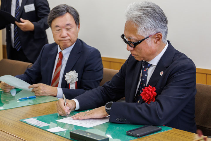 Naming & Delivery of 1,096TEU Container A ONTAKE