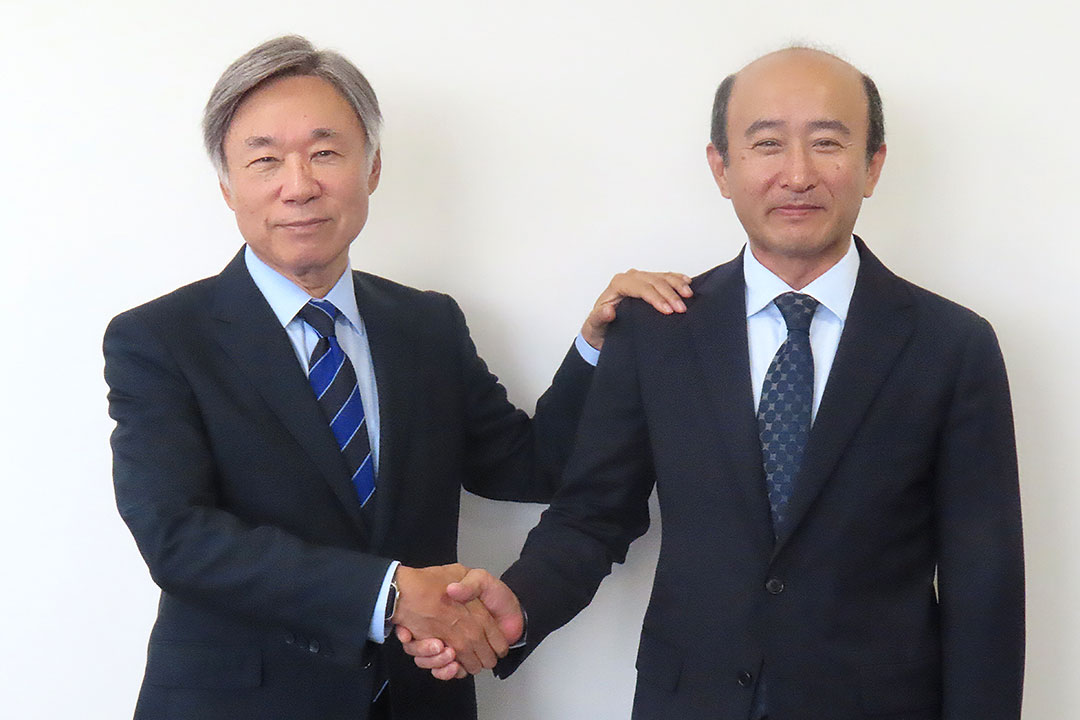 新会長・越智勝彦（左）、新社長・相場裕道（右）