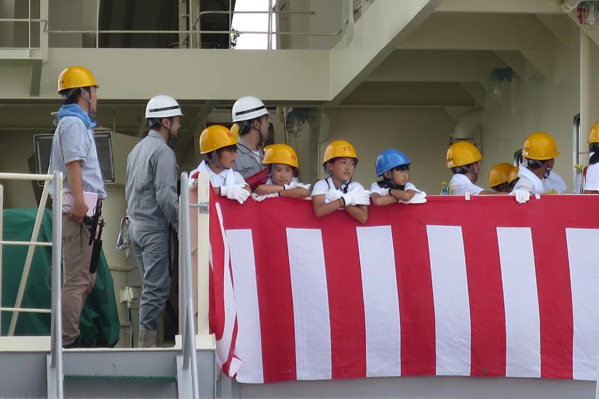 球状船首コンテナ船「ながら」命名引渡式〜小学生見学中