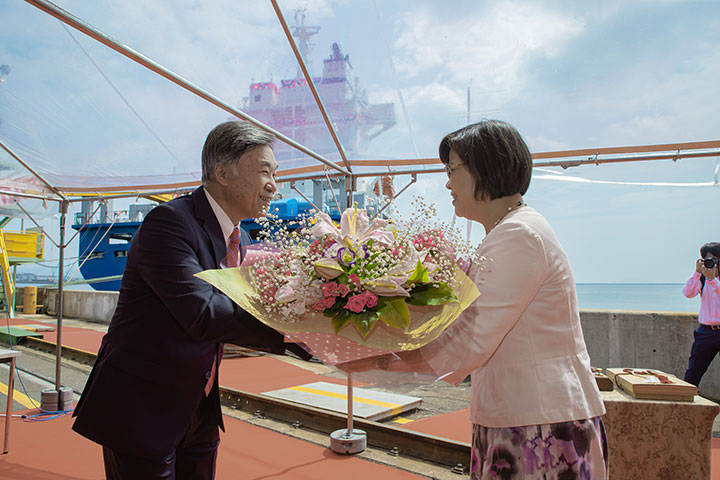 Bouquet to Mrs. Fu - Container Carrier TS SHANGHAI Naming & Delivery