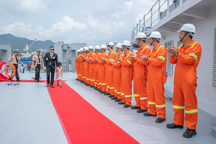 Welcome onboard! - Container Carrier TS SHANGHAI Naming & Delivery