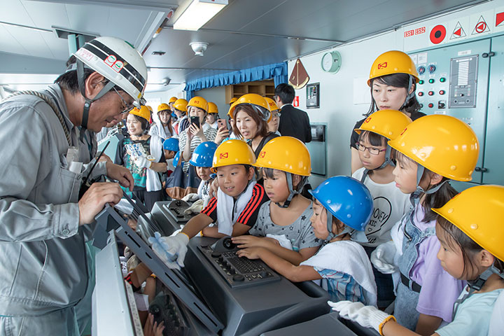 Excited kids - Container Carrier TS SHANGHAI Naming & Delivery