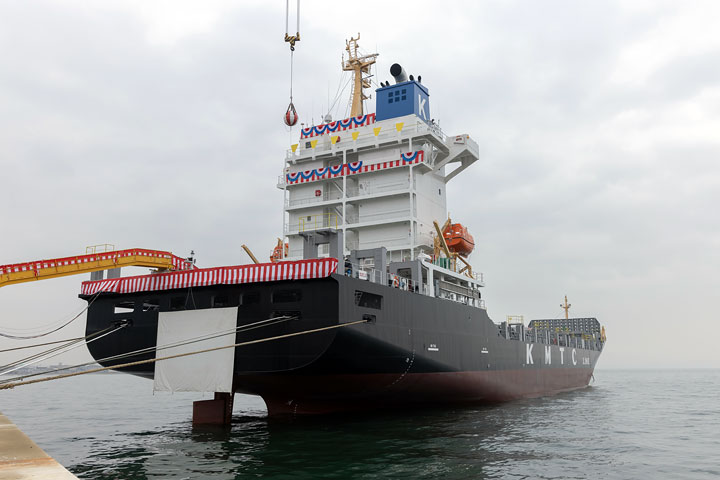 Container Carrier SUNNY IVY Naming & Delivery - The Ship