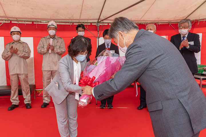 Container Carrier SUNNY IVY Naming & Delivery - A bouquet of flowers to Ms. Fukumoto, the sponsor