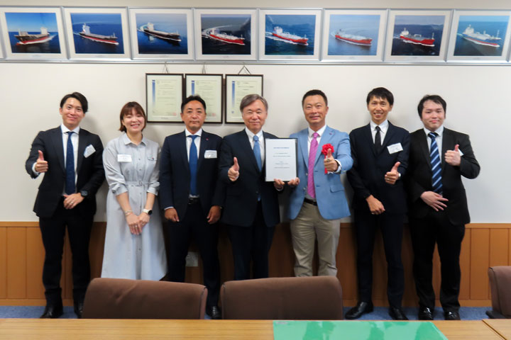1094TEU コンテナ運搬船 ERASMUS EFFORT 命名引渡 - 旭洋造船