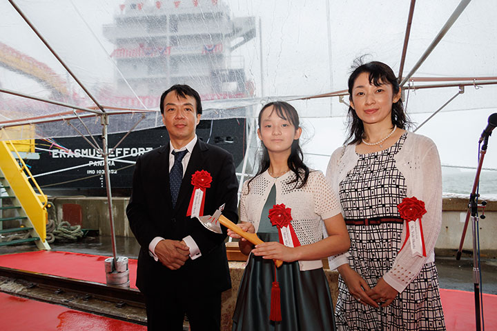 1096TEU コンテナ運搬船 ERASMUS EFFORT 命名引渡 - 旭洋造船