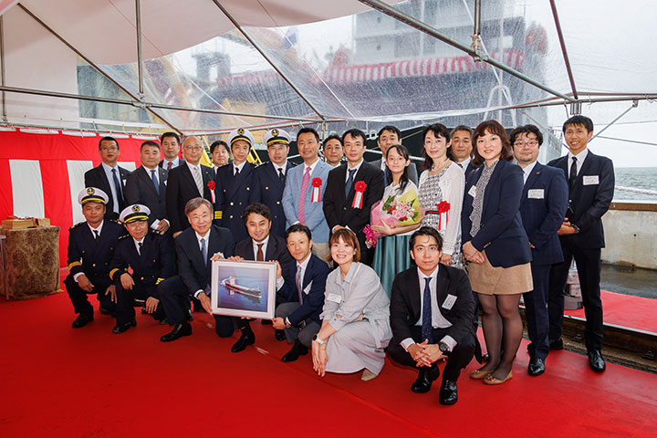 1096TEU コンテナ運搬船 ERASMUS EFFORT 命名引渡 - 旭洋造船
