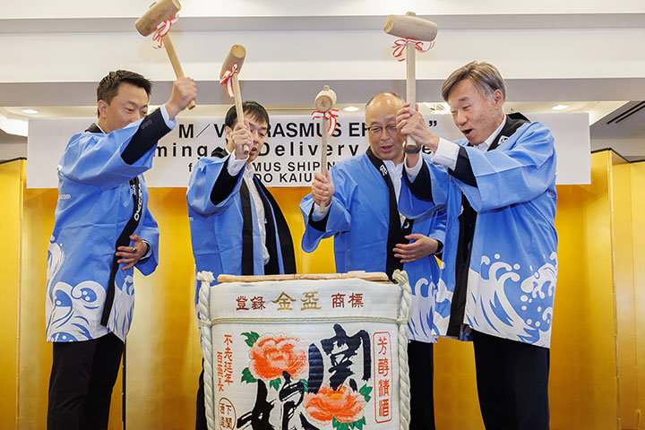 1096TEU コンテナ運搬船 ERASMUS EFFORT 命名引渡 - 旭洋造船