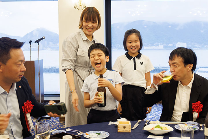 1096TEU コンテナ運搬船 ERASMUS EFFORT 命名引渡 - 旭洋造船