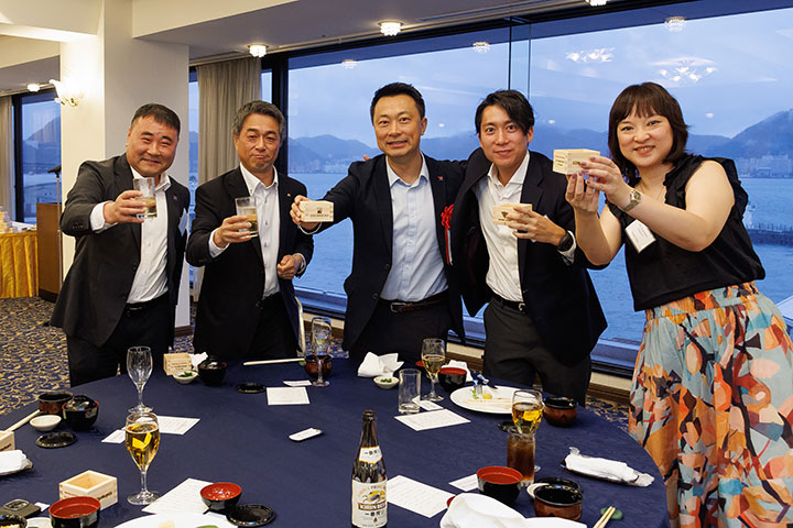 1096TEU コンテナ運搬船 ERASMUS EFFORT 命名引渡 - 旭洋造船