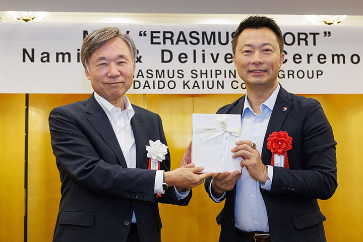 1096TEU コンテナ運搬船 ERASMUS EFFORT 命名引渡 - 旭洋造船